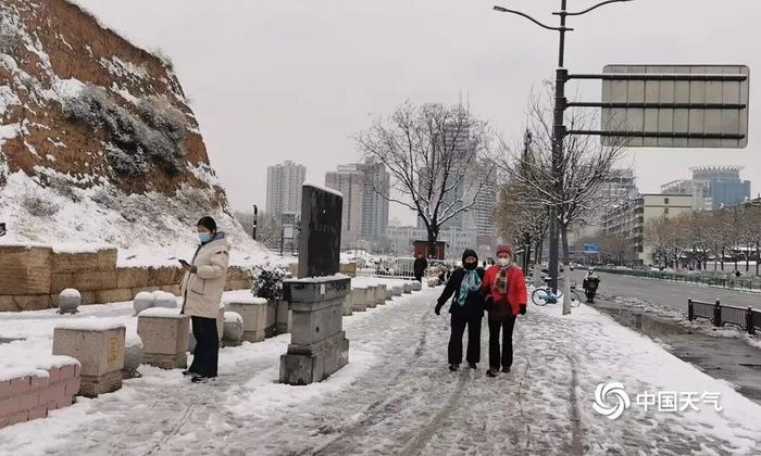 河南郑州出现大到暴雪。（图/邓国勇）