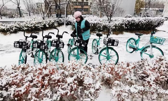 河南郑州出现大到暴雪。（图/邓国勇）