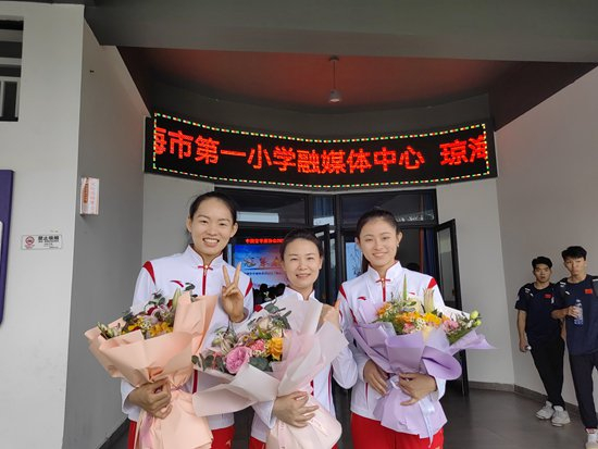     空手道世界冠军李红（中）、龚莉（右）和亚运冠军李巧巧（左）进校园分享冠军故事。李红供图