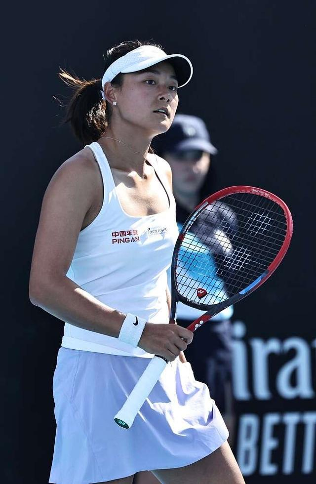 1月16日，2024年澳网女单首轮，中国选手王雅繁2:1战胜罗马尼亚选手科斯蒂亚。视觉中国供图