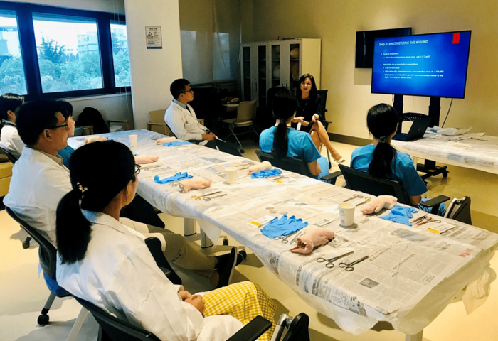 全科医生国际化能力培训中，在美国从医30多年的全科主任邱玲医生正在授课。