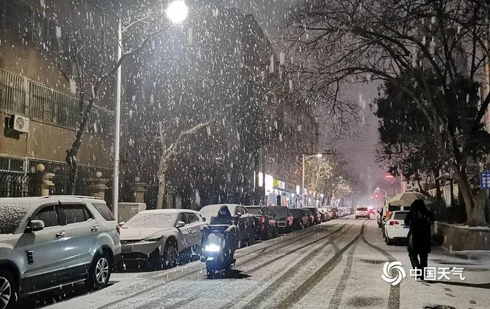 河南郑州出现大到暴雪。（图/邓国勇）