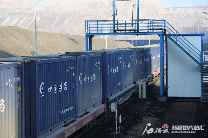 2023年11月22日，乌鲁木齐货运中心准东营业部准东北站正在进行筒仓煤炭装车作业。靳迎海 摄