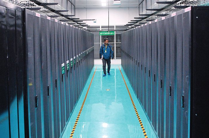 在西部云基地的由中国联通建设的国家（中卫）新型互联网交换中心机房（2022 年 3 月 1 日摄）王鹏摄 / 本刊