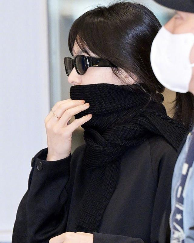 161的宋慧乔又带火了一种新穿法:"黑色大衣 围巾",显高又洋气