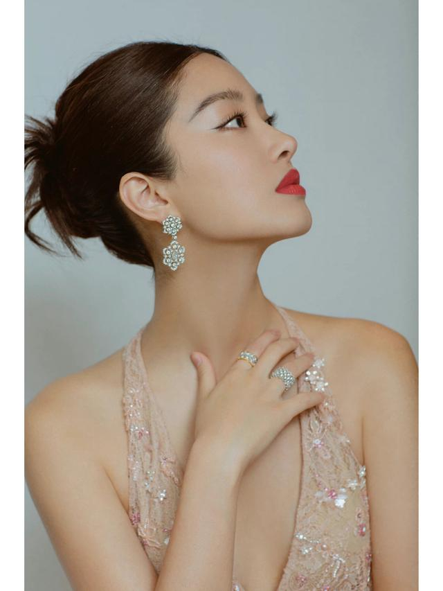 穿肉色深v羽毛裙拍照,若隐若现又美又欲|杨采钰|羽毛裙|肉色_新浪新闻