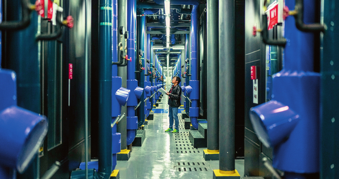 工作人员在中国联通贵安数据中心对微模块机房运行状态 进行巡检（2023 年5 月 23 日摄）陶亮摄 / 本刊