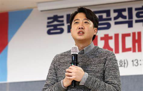 前韩国保守党最年轻党首，被保守党迅速捧红，但因为与尹锡悦有矛盾，又迅速被抛弃的政治偶像李俊锡