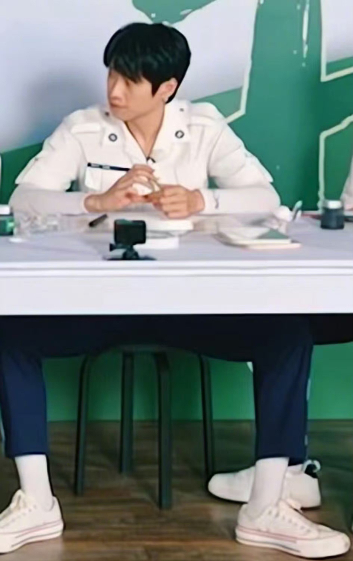 魏大勋以前的坐姿vs现在的坐姿,逐渐乖巧|坐姿|魏大勋_新浪新闻