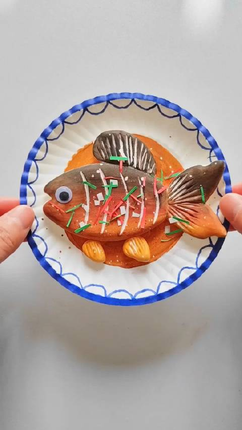 年夜饭的餐桌上怎么少的了鱼呢适合小朋友来做的粘土红烧鱼