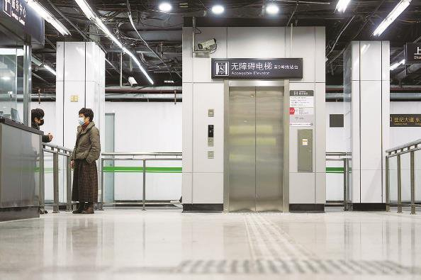             上周完成改造的世纪大道站新增了无障碍电梯  本报记者  陈梦泽  摄          