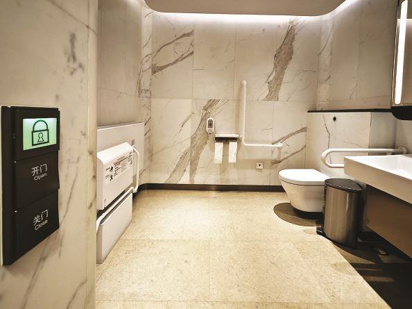             肢残人士出行最大难点是如厕，图为恒隆广场设置独立的无障碍厕所  本报记者  刘歆  摄          