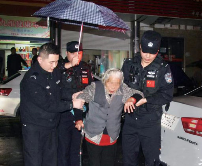 受困老人求助110获救。