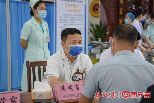 潘明甫与患者沟通交流