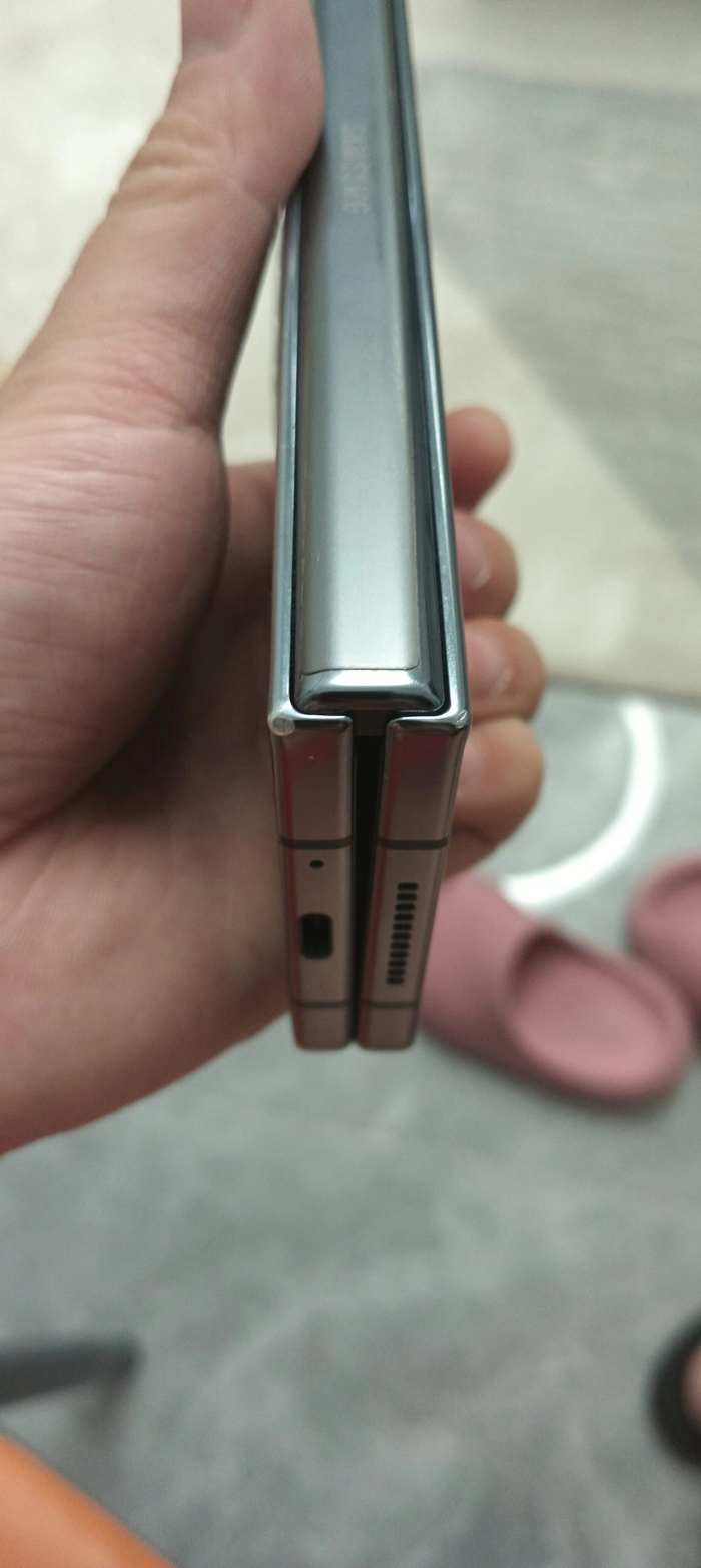 岳先生提供的手机外观磨损情况照片