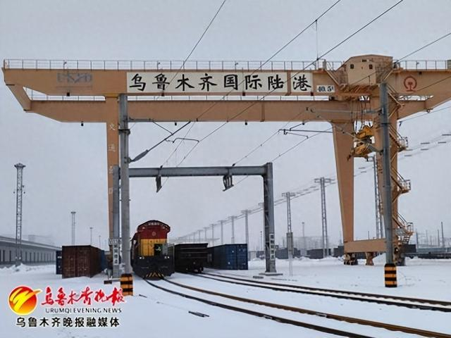 　　2024年1月1日，在国际陆港区中欧班列（乌鲁木齐）集结中心，一趟班列出发。资料图片