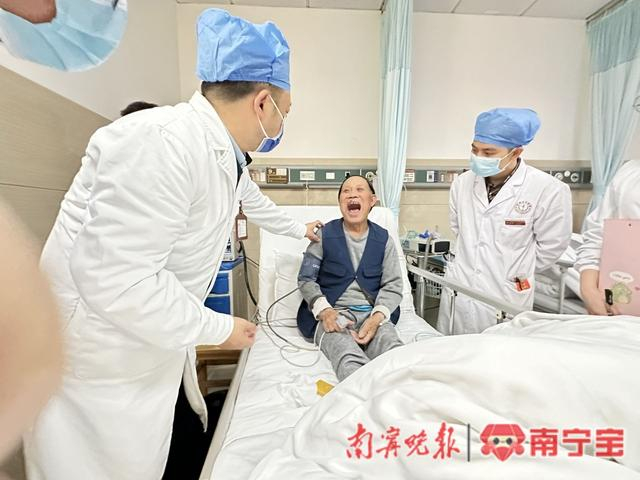 潘明甫查房时与患者沟通
