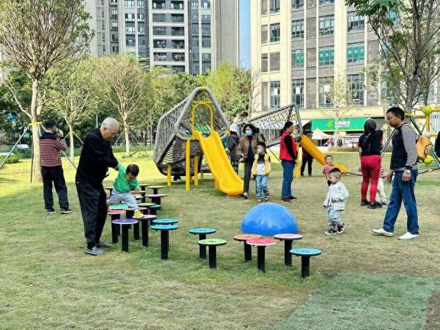 附近居民纷纷“打卡”游玩。李惠娴/摄