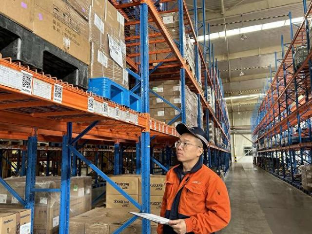 王志敏在高位货架仓储区 受访者供图