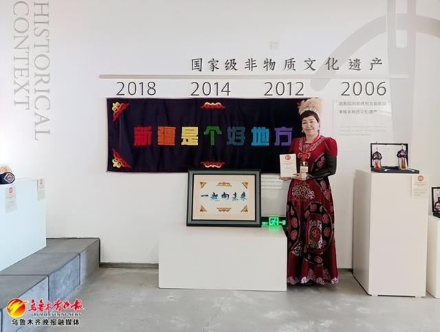 　　哈萨克族刺绣传承人哈提玛·艾乃都展示作品《新疆是个好地方》。资料图片