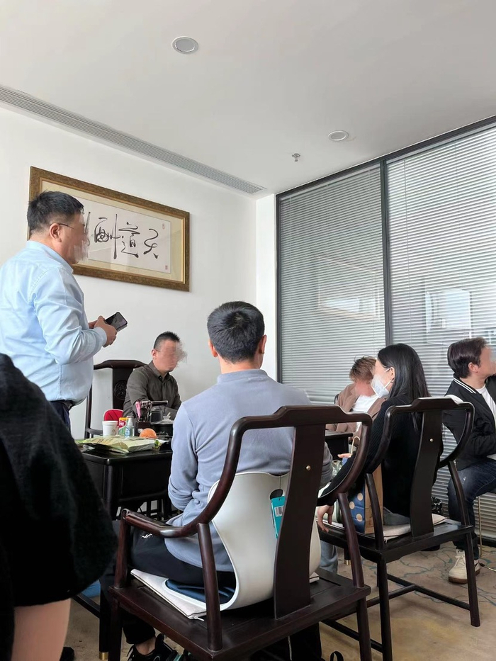 茶室现场业务人员讲解方案 第一财经记者摄