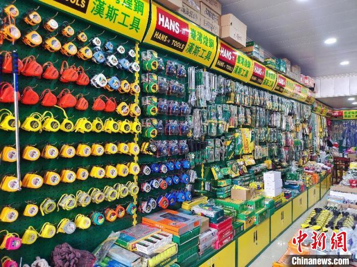 在重庆市大足区龙水五金市场内,汉斯工具经营部货架上摆满了五金货物.