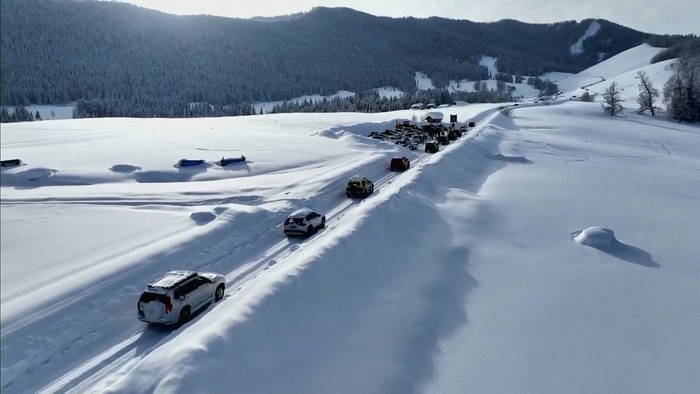 2024年1月16日，新疆阿勒泰，滞留的游客车辆，在交警引导下依次有序离开禾木村。视觉中国 视频截图
