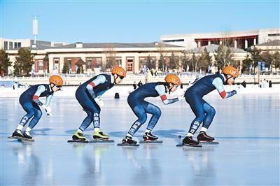 内蒙古队选手在群众速度滑冰2000米混合团体比赛中。新华社记者 贝 赫摄