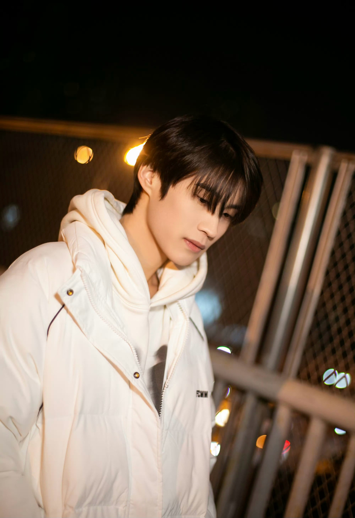 边天扬冬日街拍,光影交错魅力无穷,氛围感满满|边天扬_新浪新闻