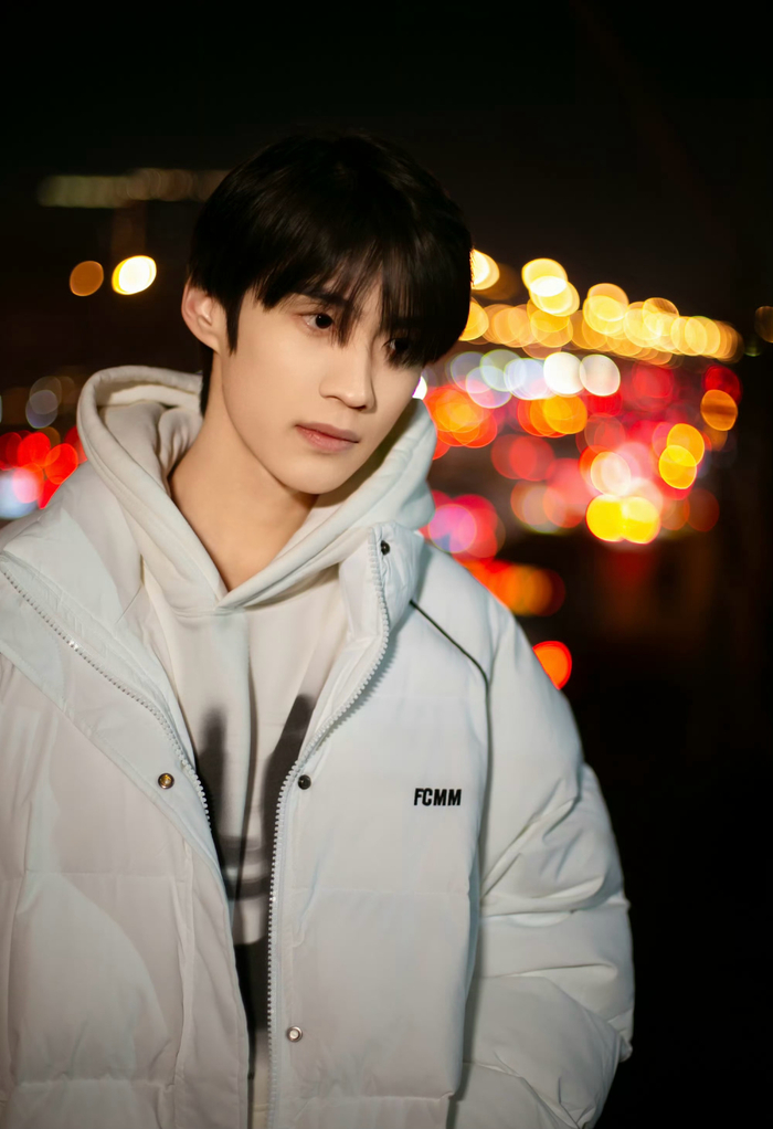 边天扬冬日街拍,光影交错魅力无穷,氛围感满满|边天扬_新浪新闻