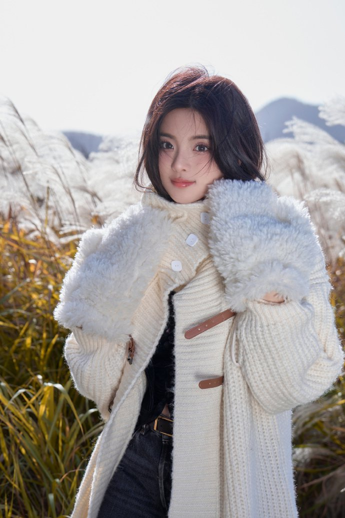 杨超越 冬日棉花糖妆 白色毛衣和毛毛手套!