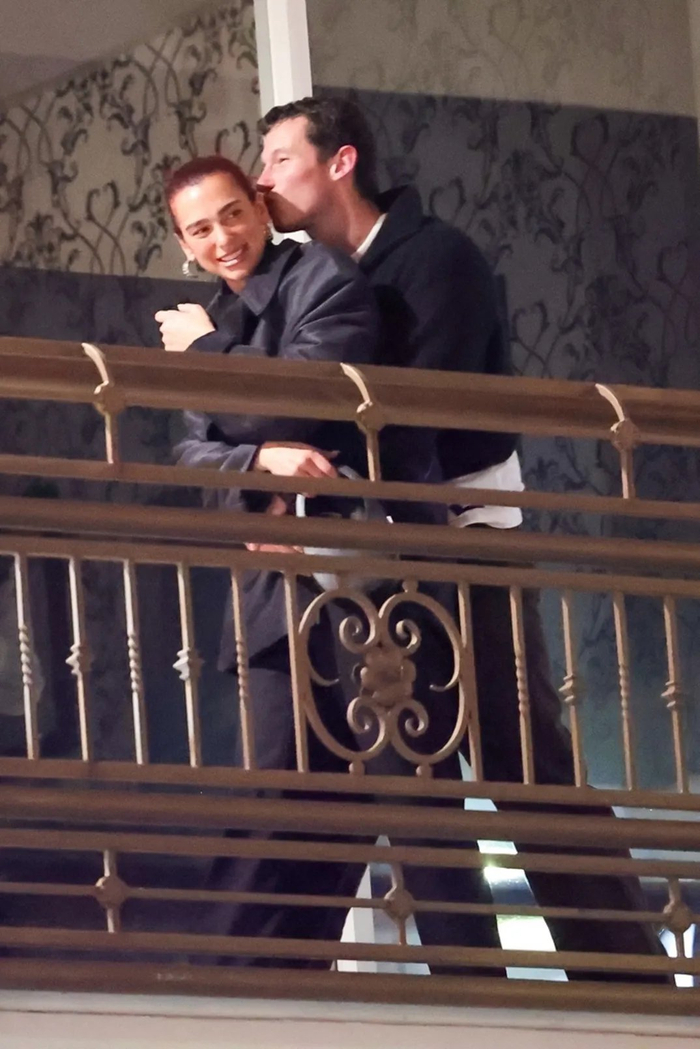 好甜啊啊啊!啪姐和卡哥最新接吻拥抱新照曝光