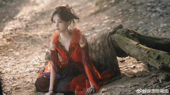 我的老天奶啊 被清瞳美晕 坐在那里眼睛湿漉漉的好可爱|李一桐_新浪