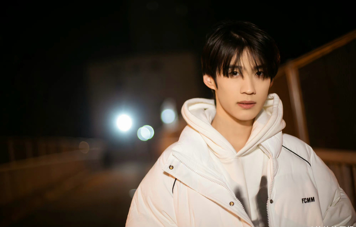 边天扬冬日街拍,光影交错魅力无穷,氛围感满满|边天扬_新浪新闻