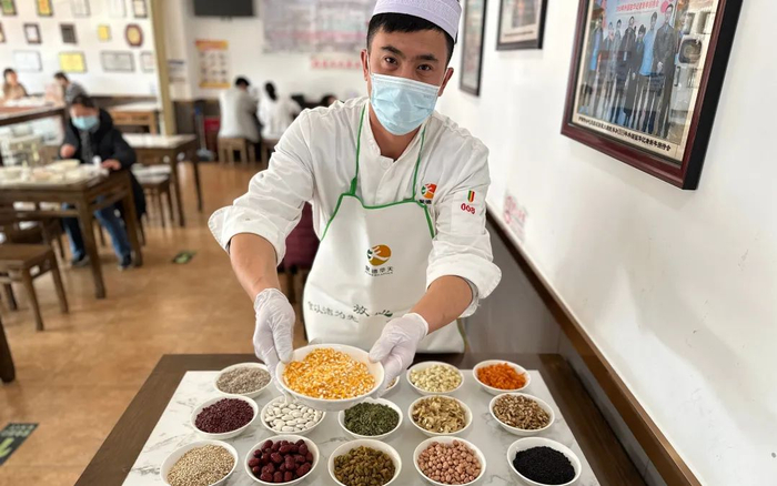 ▲护国寺小吃总店的腊八粥粥料多达20余种。受访者供图