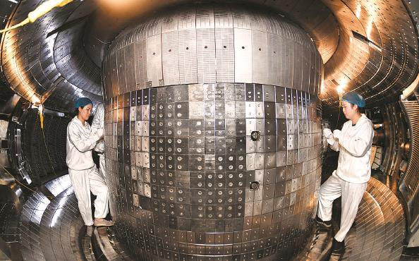             中国科研人员在“人造太阳”内部工作          