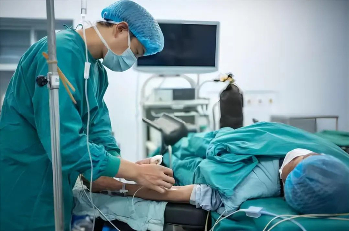 医生在做手术前的准备工作/“医学界”摄，图文无关