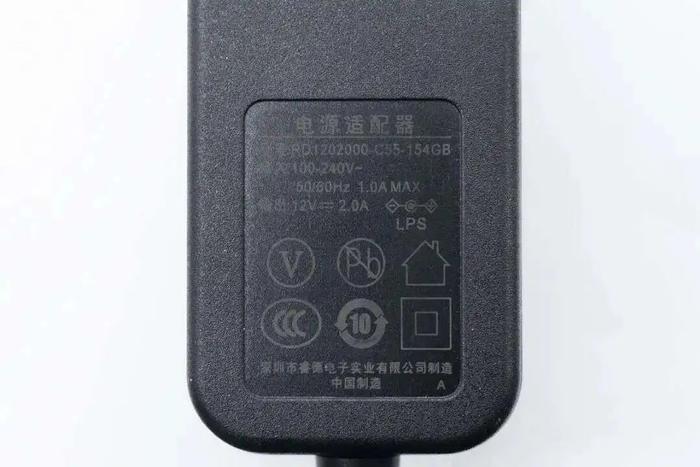 電源適配器參數特寫,型號為rd1202000-c55-154gb,支持100-240v~50