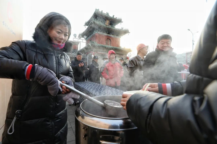 ▲2019年“腊八节”，北京东岳庙门前的腊八施粥活动。新京报记者 王飞 摄