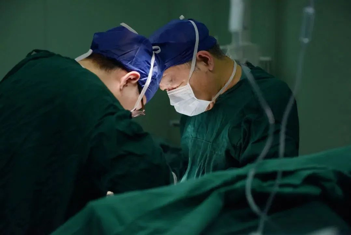 泌尿外科肾移植团队李恒教授（右一）为患者实施肾移植手术