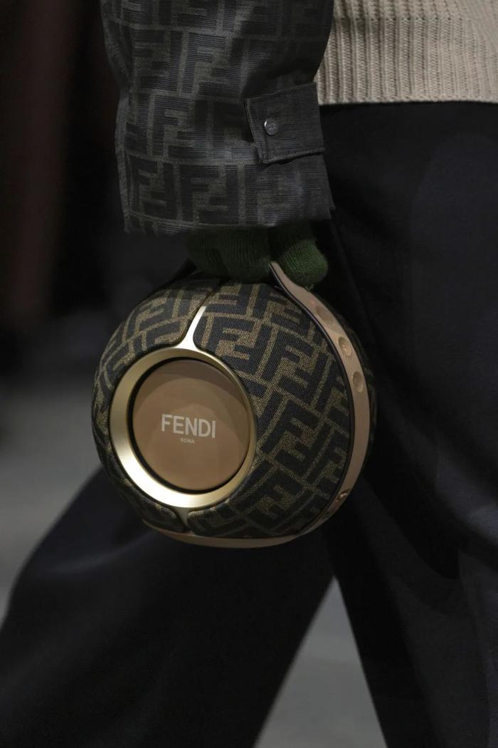 *fendi 2024-25秋冬男士系列在諸多迷你款手袋中,還潛藏著一份特別的