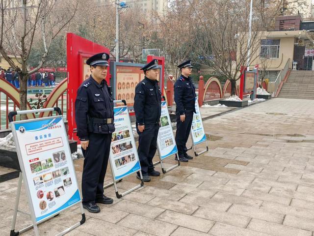 1月18日,西安公安臨潼分局驪山派出所民警在臨潼區鐵路中學開展了以 