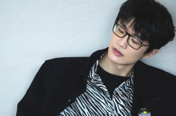 2许嵩毕竟养成系历来就被各种粉丝和私生骚扰,王俊凯也是从小忍受到大