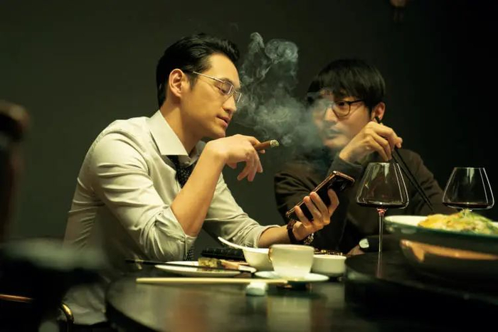 袁弘（左一）在《热搜》中的角色名叫“岳鹏”。（图/《热搜》）