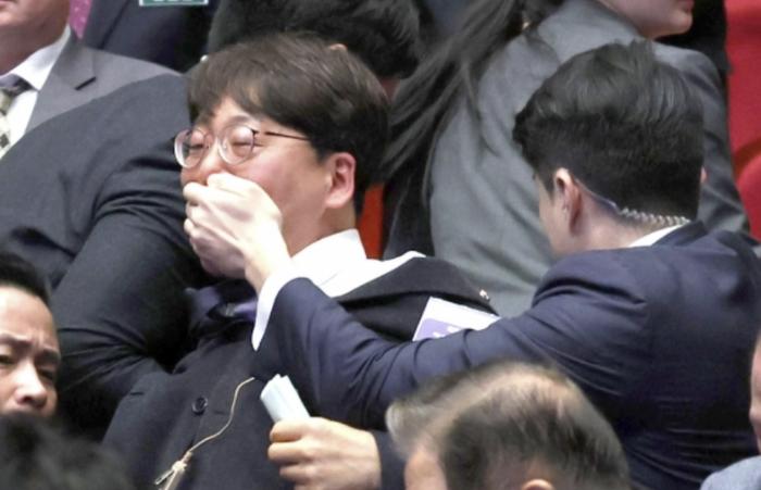 18日，姜圣熙被安保人员捂嘴抬出会场。时喊图自《中央日报》