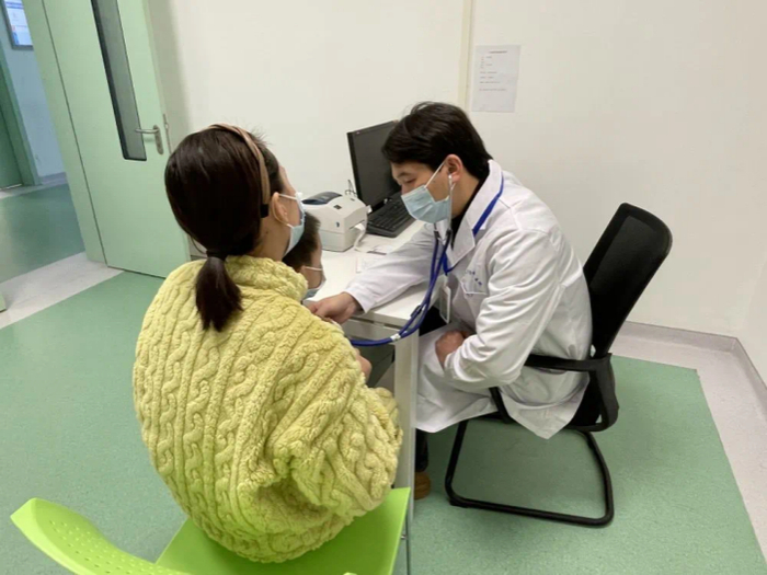 上海市某医院内，医生正在为患者诊治。“健康闵行”微信公众号 图