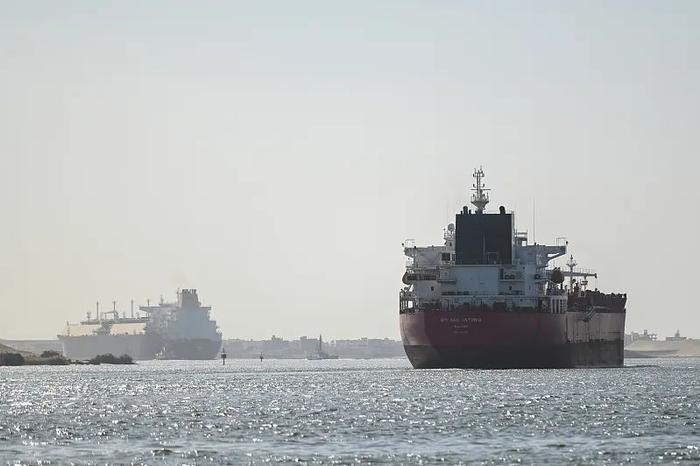 当地时间1月10日，埃及伊斯梅利亚，一艘船通过苏伊士运河驶向红海。图源：视觉中国