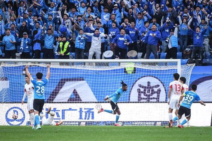 2023赛季最后一轮中超比赛，大连人队主场2比3不敌最后夺冠的上海海港队。球队外援曼佐基进球后庆祝。图片归源：新华社