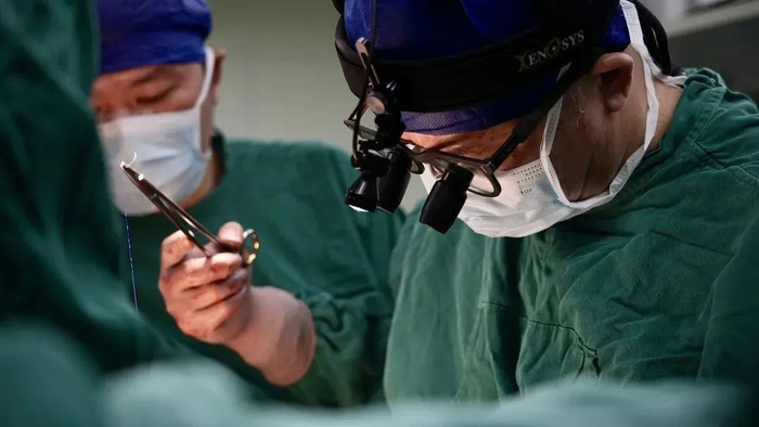 心脏大血管外科主任董念国教授团队为患者实施心脏移植术