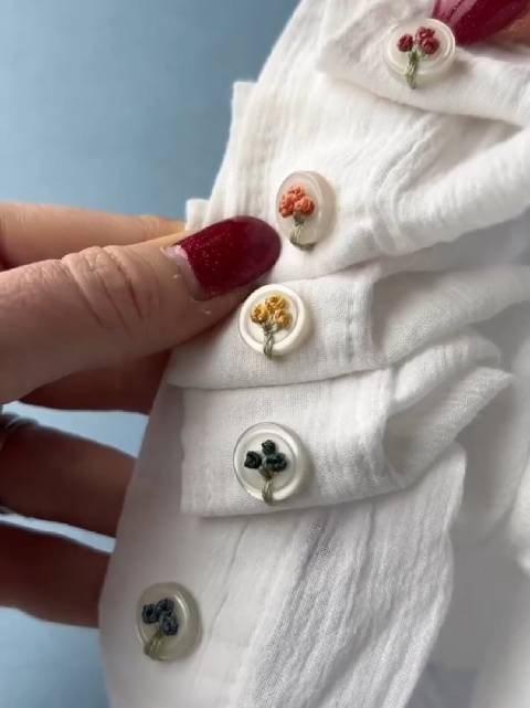 纯白衬衫扣子上的小花样